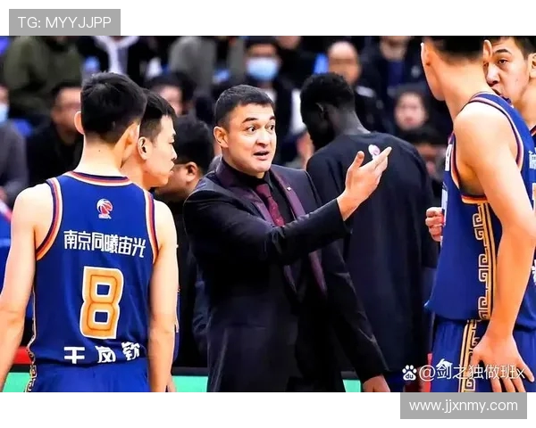 南京同曦与天津男篮激战正酣谁能在赛场上笑到最后